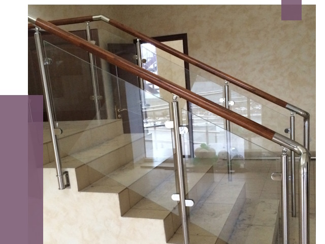 Комбинированные перила из металла и дерева в Самаре